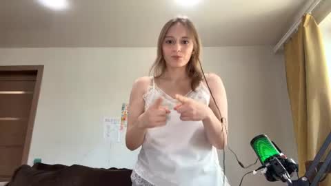 Snapshot of gwenndimsdale chatting on 06-23-26, 05:27 Eva online show from 06-23-26, 05:27