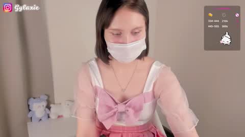 Snapshot of gylaxie chatting on 10-13-25, 10:59 online show from 10-13-25, 10:59