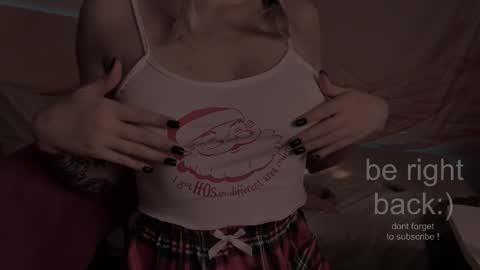 Snapshot of h2h0e chatting on 12-20-25, 09:44 Lana online show from 12-20-25, 09:44