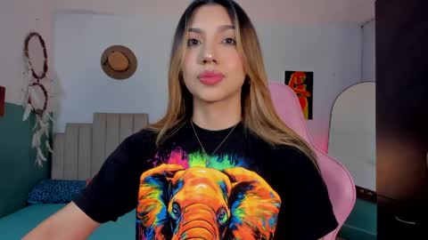 Snapshot of h3y_mia3 chatting on 04-11-26, 01:43 Paulina online show from 04-11-26, 01:43