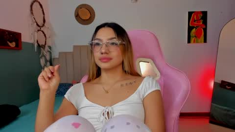Snapshot of h3y_mia3 chatting on 04-16-26, 02:23 Paulina online show from 04-16-26, 02:23