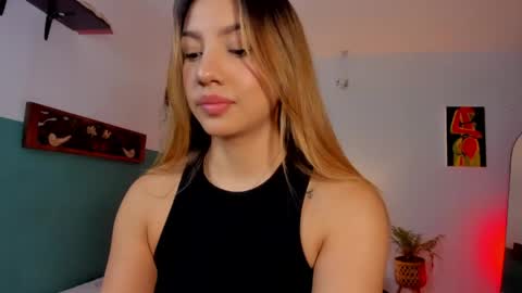 Snapshot of h3y_mia3 chatting on 04-22-26, 02:25 Paulina online show from 04-22-26, 02:25