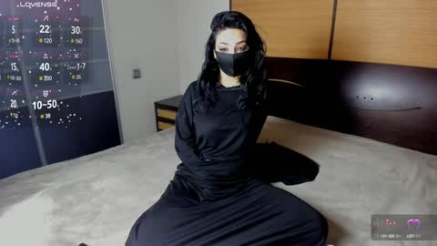 Snapshot of habibi_moon chatting on 12-27-24, 11:28 Linda online show from 12-27-24, 11:28