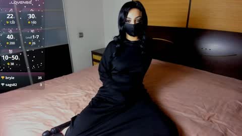 Snapshot of habibi_moon chatting on 01-04-25, 11:43 Linda online show from 01-04-25, 11:43