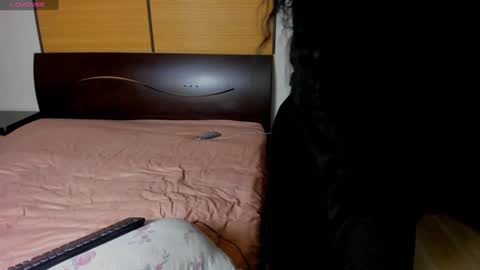 Snapshot of habibi_moon chatting on 01-05-25, 11:37 Linda online show from 01-05-25, 11:37