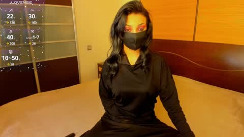Snapshot of habibi_moon chatting on 01-15-25, 04:15 Linda online show from 01-15-25, 04:15