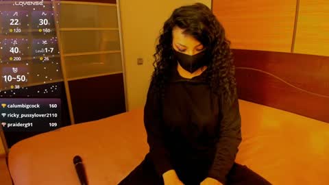 Snapshot of habibi_moon chatting on 01-18-25, 05:31 Linda online show from 01-18-25, 05:31