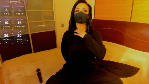 Snapshot of habibi_moon chatting on 01-26-25, 05:45 Linda online show from 01-26-25, 05:45