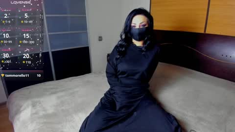 Snapshot of habibi_moon chatting on 01-26-25, 12:11 Linda online show from 01-26-25, 12:11