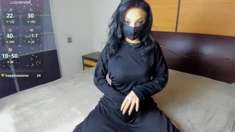 Snapshot of habibi_moon chatting on 01-31-25, 02:26 Linda online show from 01-31-25, 02:26