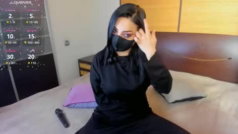 Snapshot of habibi_moon chatting on 10-08-25, 02:53 Linda online show from 10-08-25, 02:53