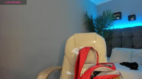 hailey_bieber_ online show from 02-16-26, 08:49