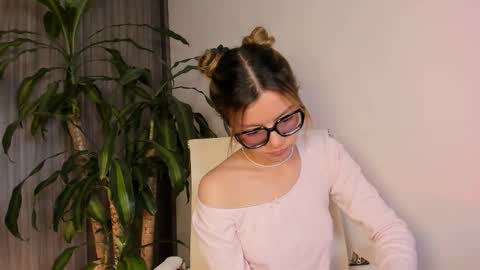 Hailey online show from 11-11-25, 01:49