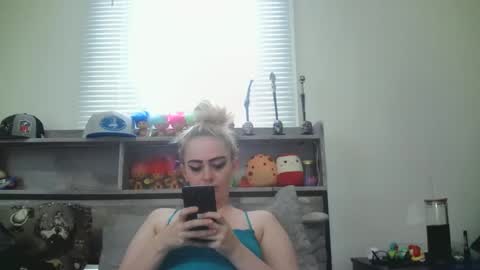 Hailey and d online show from 12-22-24, 08:47