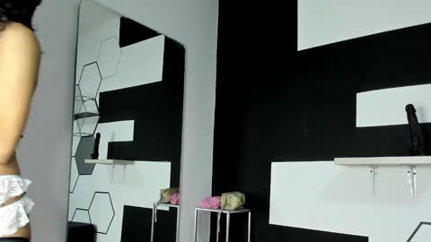 haileycat_ online show from 01-04-25, 12:59