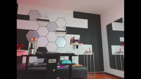 haileycat_ online show from 01-06-25, 12:05