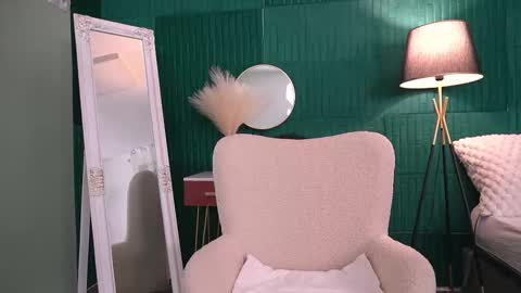 Snapshot of haileymoon85 chatting on 11-12-25, 03:51 Hailey online show from 11-12-25, 03:51