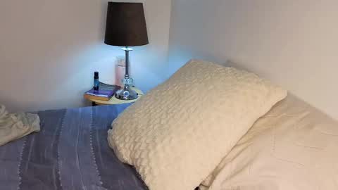 Independent       model  online show from 10-26-25, 12:38