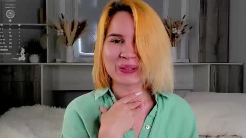 Snapshot of haleynygard chatting on 09-12-25, 01:28 Nika online show from 09-12-25, 01:28
