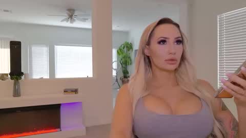 Snapshot of haliaxhill chatting on 10-15-25, 05:57 Halia Hill online show from 10-15-25, 05:57