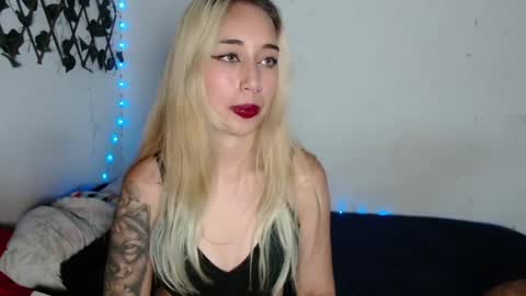 Snapshot of hallie_cam chatting on 09-22-25, 10:23 reashell online show from 09-22-25, 10:23