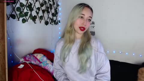 Snapshot of hallie_cam chatting on 10-05-25, 09:02 reashell online show from 10-05-25, 09:02