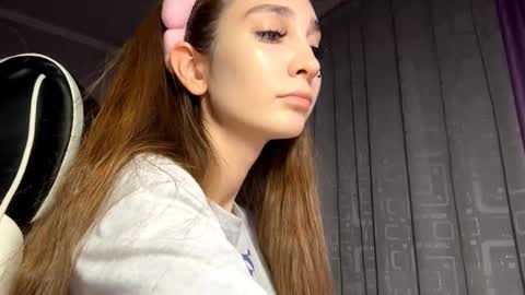 Snapshot of halliemcanaw chatting on 11-02-25, 03:14 Holly online show from 11-02-25, 03:14