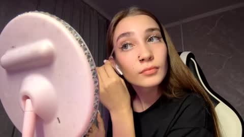 Snapshot of halliemcanaw chatting on 11-03-25, 06:42 Holly online show from 11-03-25, 06:42