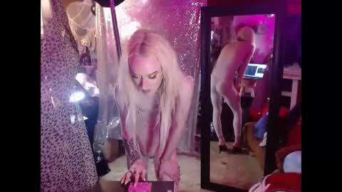 Snapshot of halovalentine chatting on 09-17-25, 12:01 halovalentine online show from 09-17-25, 12:01