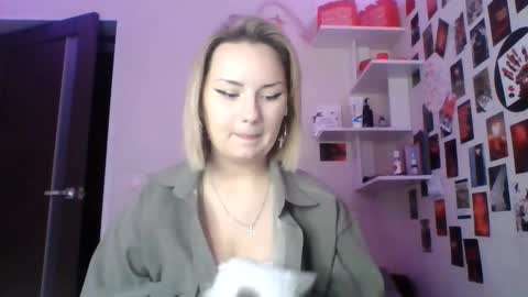 Snapshot of hancastillio chatting on 09-29-25, 01:05 Caroline online show from 09-29-25, 01:05