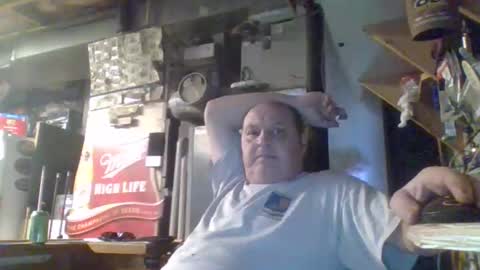 Snapshot of handiemanhere chatting on 12-14-25, 02:39 naked man online show from 12-14-25, 02:39