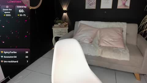 Snapshot of hanna_fost chatting on 12-23-24, 06:05 im Hanna online show from 12-23-24, 06:05