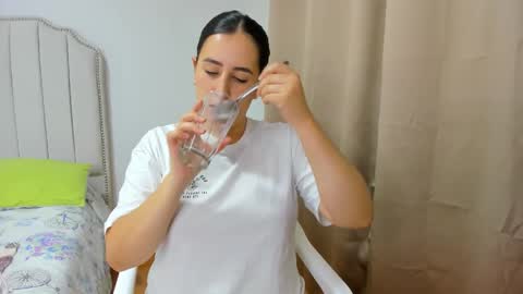 Snapshot of hannaa86 chatting on 10-30-25, 12:45 Hanna online show from 10-30-25, 12:45