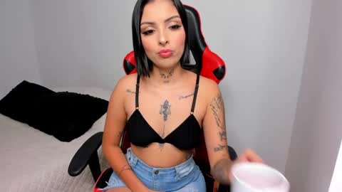 Snapshot of hannah_miltonn chatting on 05-19-26, 07:20 Hannah Milton online show from 05-19-26, 07:20