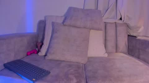 Hannah  online show from 11-21-25, 11:25