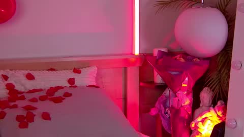 Snapshot of hannahmonttana chatting on 02-15-26, 12:36 Pearl online show from 02-15-26, 12:36