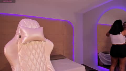 hannahmonttgomery  Help me reach 100 Hands up online show from 12-01-25, 04:23