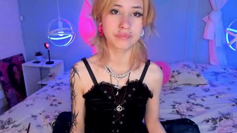 Snapshot of hannahpage chatting on 10-11-25, 02:37 Hannah online show from 10-11-25, 02:37