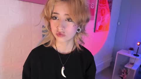 Snapshot of hannahpage chatting on 10-17-25, 11:24 Hannah online show from 10-17-25, 11:24