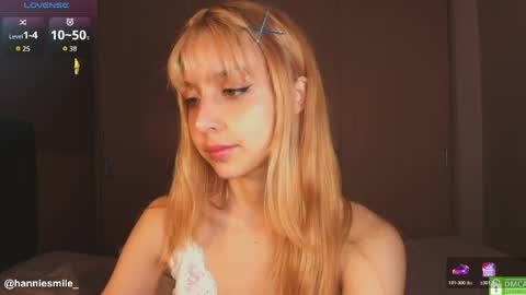 Snapshot of hanniesmile_ chatting on 04-11-26, 07:07 Hannie online show from 04-11-26, 07:07