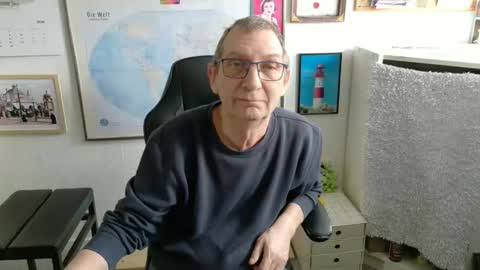 Snapshot of hansi63 chatting on 04-18-26, 10:08 charly online show from 04-18-26, 10:08