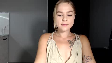 happy_fox_ online show from 09-10-25, 07:47