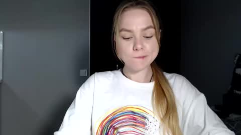 happy_fox_ online show from 03-10-26, 09:53