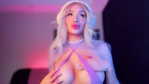 Snapshot of hazeeell chatting on 09-30-25, 02:00 Marie online show from 09-30-25, 02:00