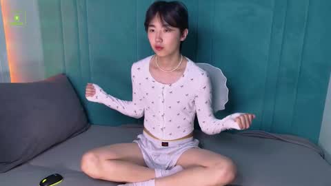 HEEJIN online show from 10-18-25, 08:42