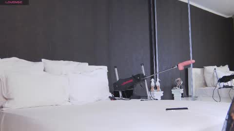 Snapshot of hefner_girl chatting on 02-16-26, 03:24 Helen online show from 02-16-26, 03:24