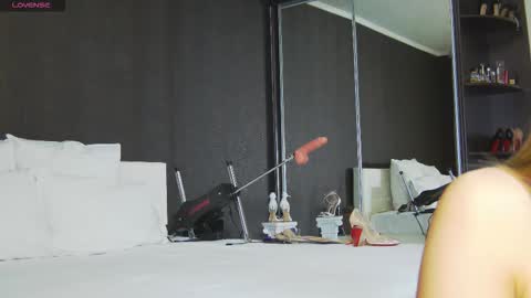 Snapshot of hefner_girl chatting on 02-18-26, 03:24 Helen online show from 02-18-26, 03:24