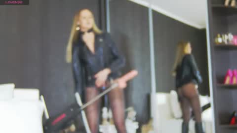 Snapshot of hefner_girl chatting on 02-20-26, 06:19 Helen online show from 02-20-26, 06:19