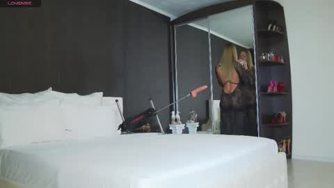 Snapshot of hefner_girl chatting on 02-21-26, 04:24 Helen online show from 02-21-26, 04:24