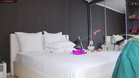 Snapshot of hefner_girl chatting on 02-22-26, 03:29 Helen online show from 02-22-26, 03:29